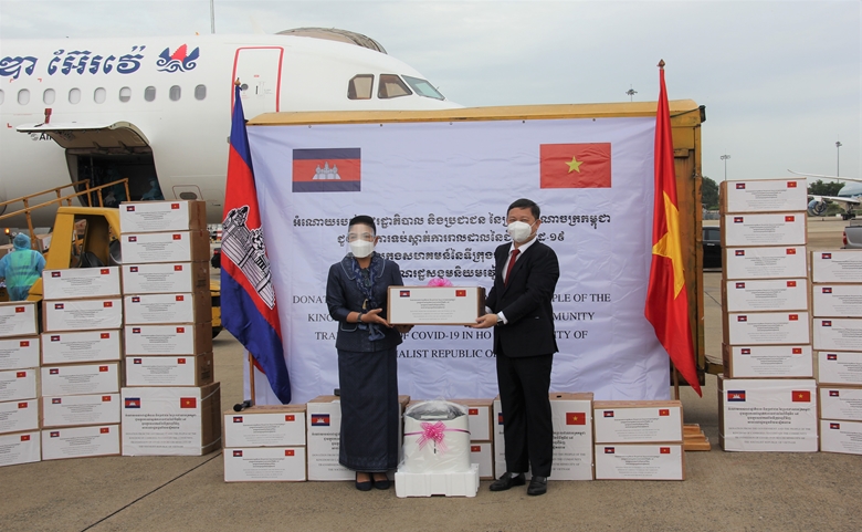 Cambodia presents medical equipment to Vietnam’s current largest COVID-19 hotspot